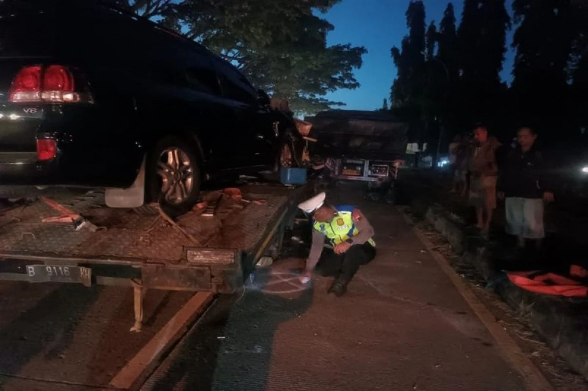 Tragedi Kamis Pagi di Pantura Batang, Truk Towing Hantam Tronton, 1 Tewas