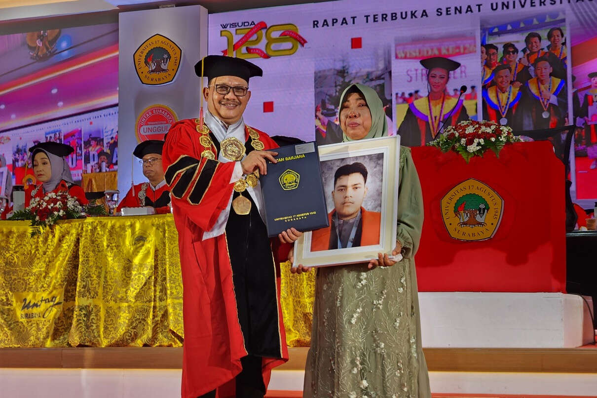 Momen Haru Tumini Wakili Anaknya dalam Wisuda Untag Surabaya