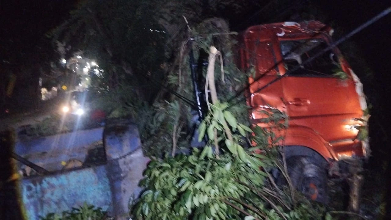 Kronologi Truk Muatan Alat Berat Oleng Menimpa Rumah, Turunan Gombel Macet Panjang