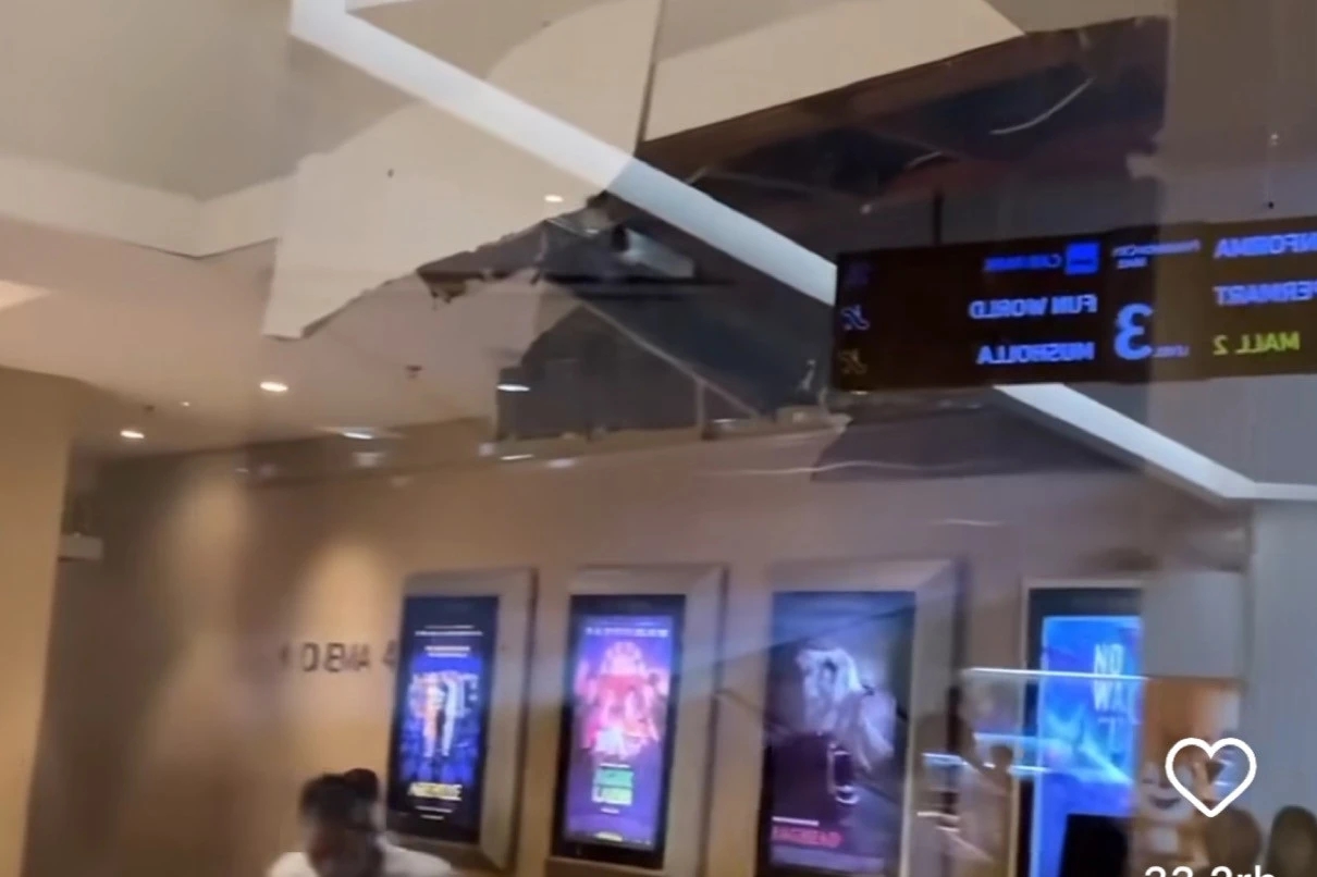 Hujan Deras Guyur Surabaya, Plafon XXI Pakuwon City Mall Ambrol