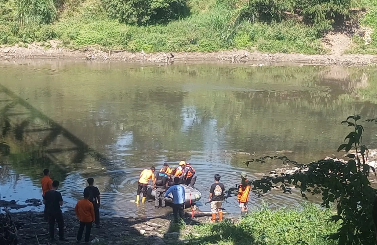 Pandi Dilaporkan Tercebur di Bengawan Solo, Tim SAR Lakukan Pencarian