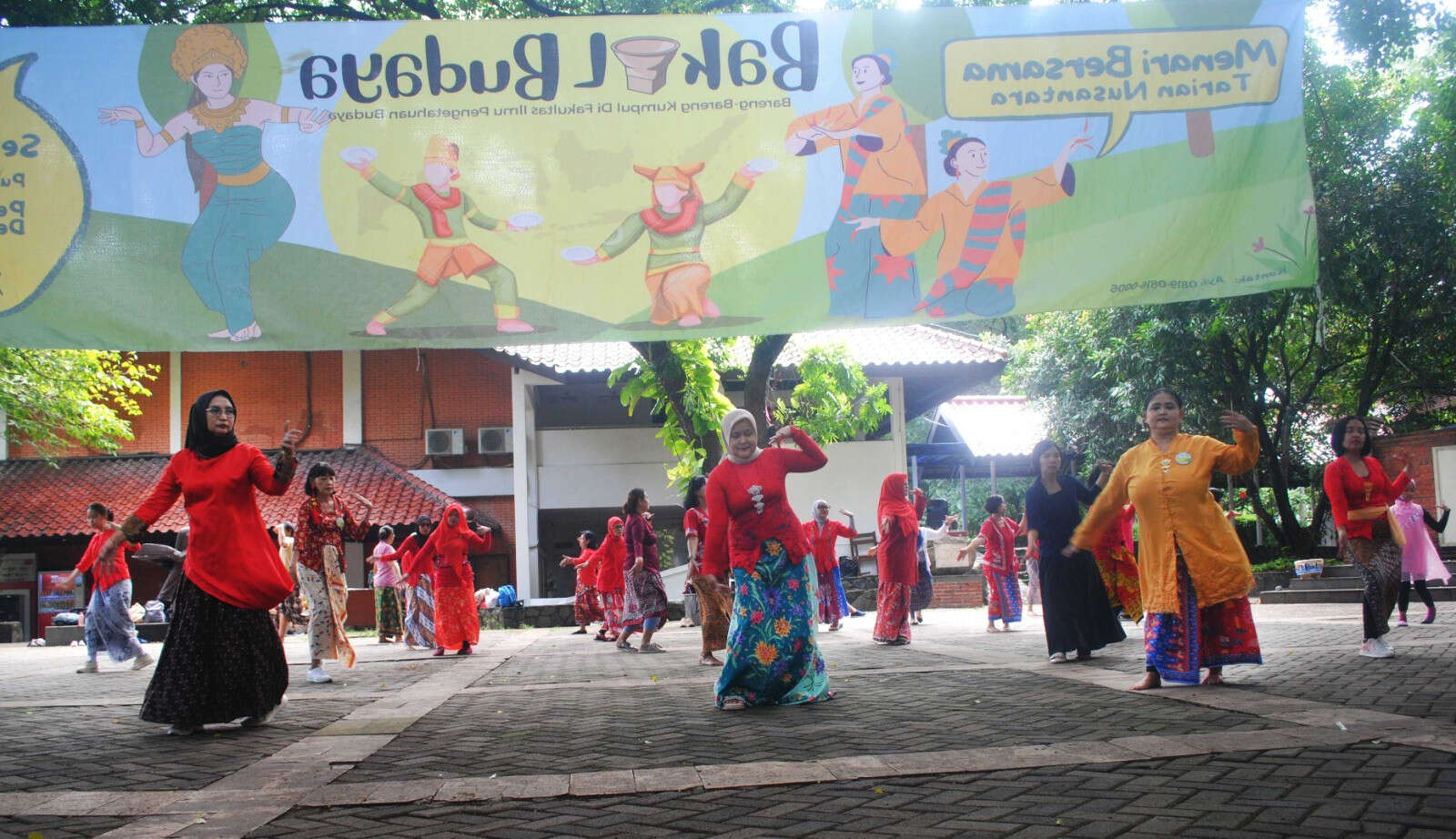 Sambut Tahun Baru Imlek, Bakul Budaya FIB UI Gabungkan Tari Nusantara Dengan Busana Tionghoa