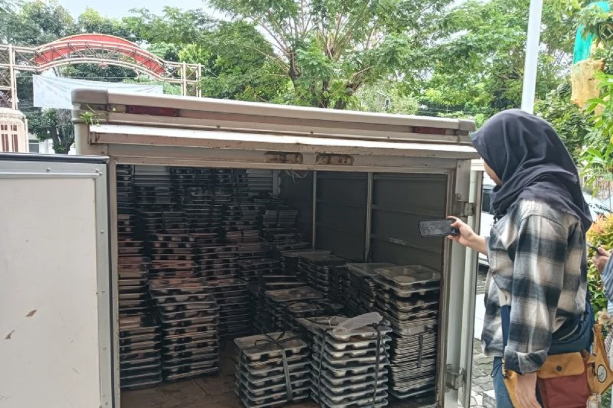 Menu Makan Bergizi Gratis di Semarang Bermasalah, Ada Salak Berisi Ulat