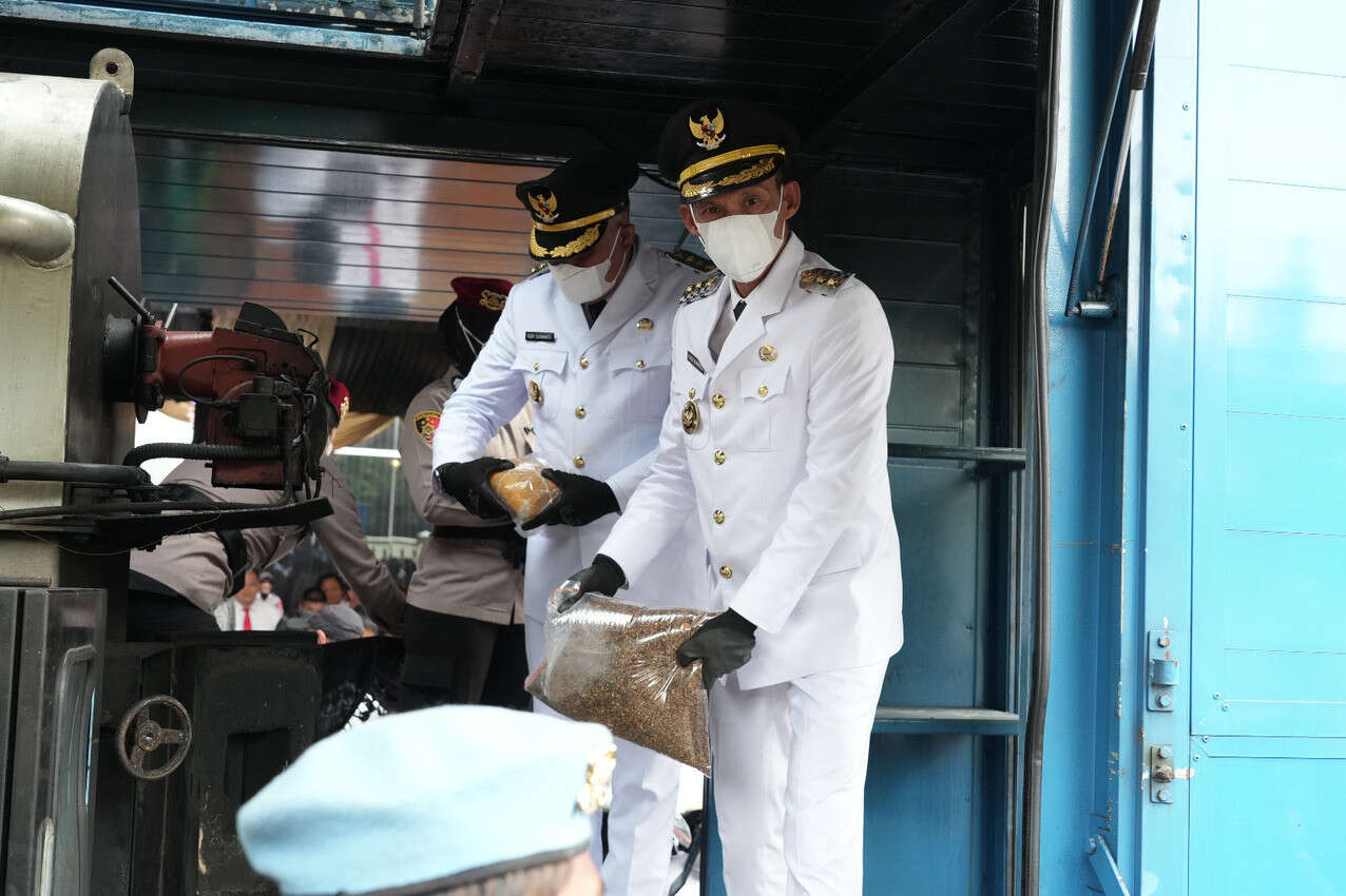 Seusai Dilantik Presiden Prabowo, Rudy-Jaro Langsung Musnahkan 1 Ton Tembakau Sintetis