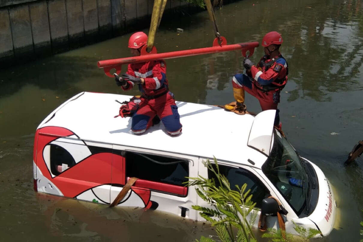 Kaget Motor Menyalip, Mobil Wira Wiri Tercebur Sungai, Begini Kronologinya