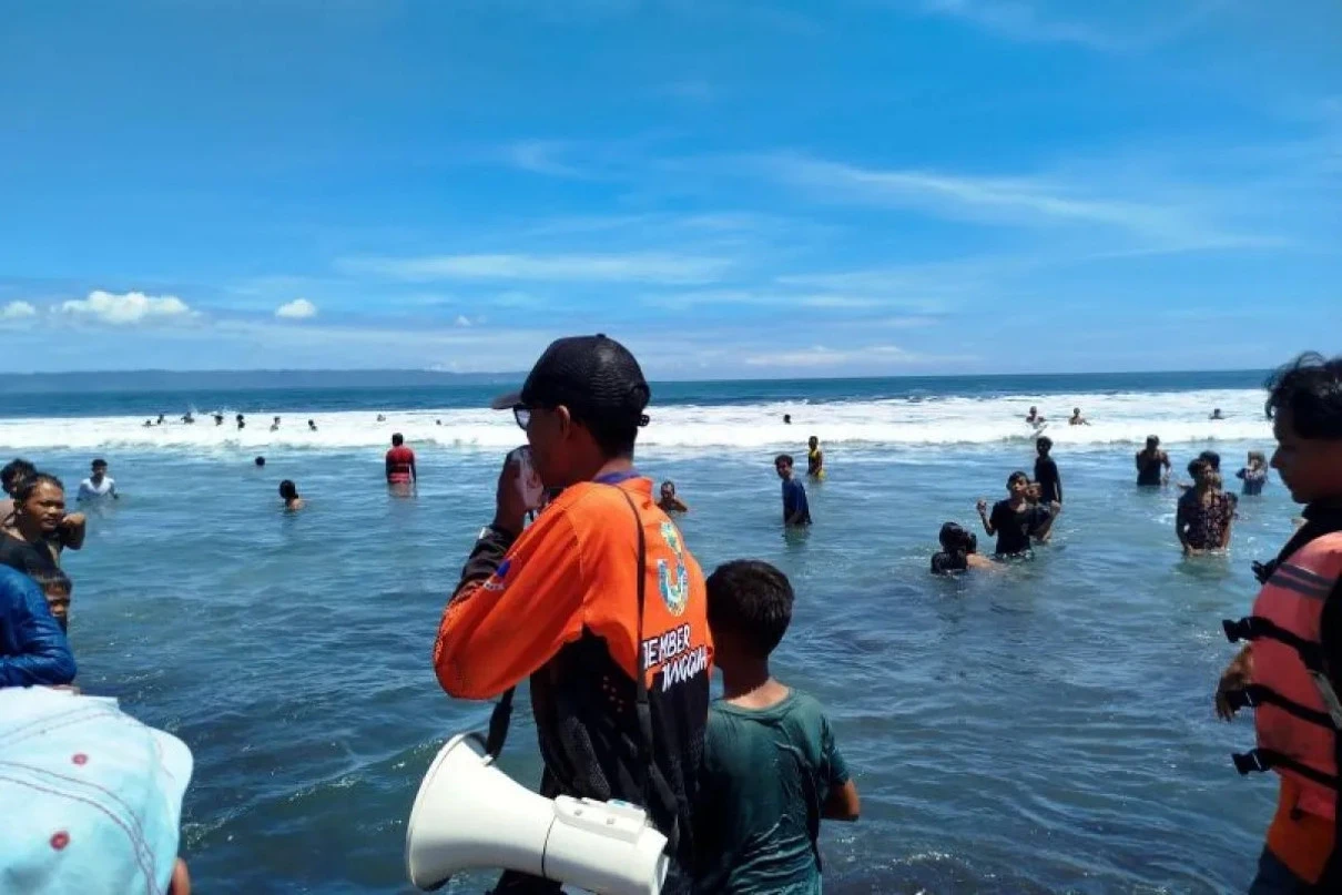 Tragedi di Pantai Paseban Jember, Seorang Ayah Tewas Seusai Selamatkan Anaknya