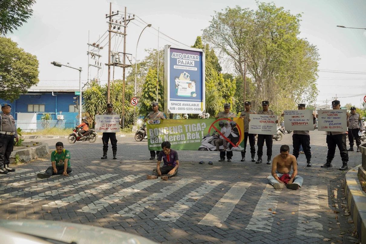 Polsek Tenggilis Edukasi Bahaya Balap Liar dengan Aksi Teatrikal & Berbagi Bunga