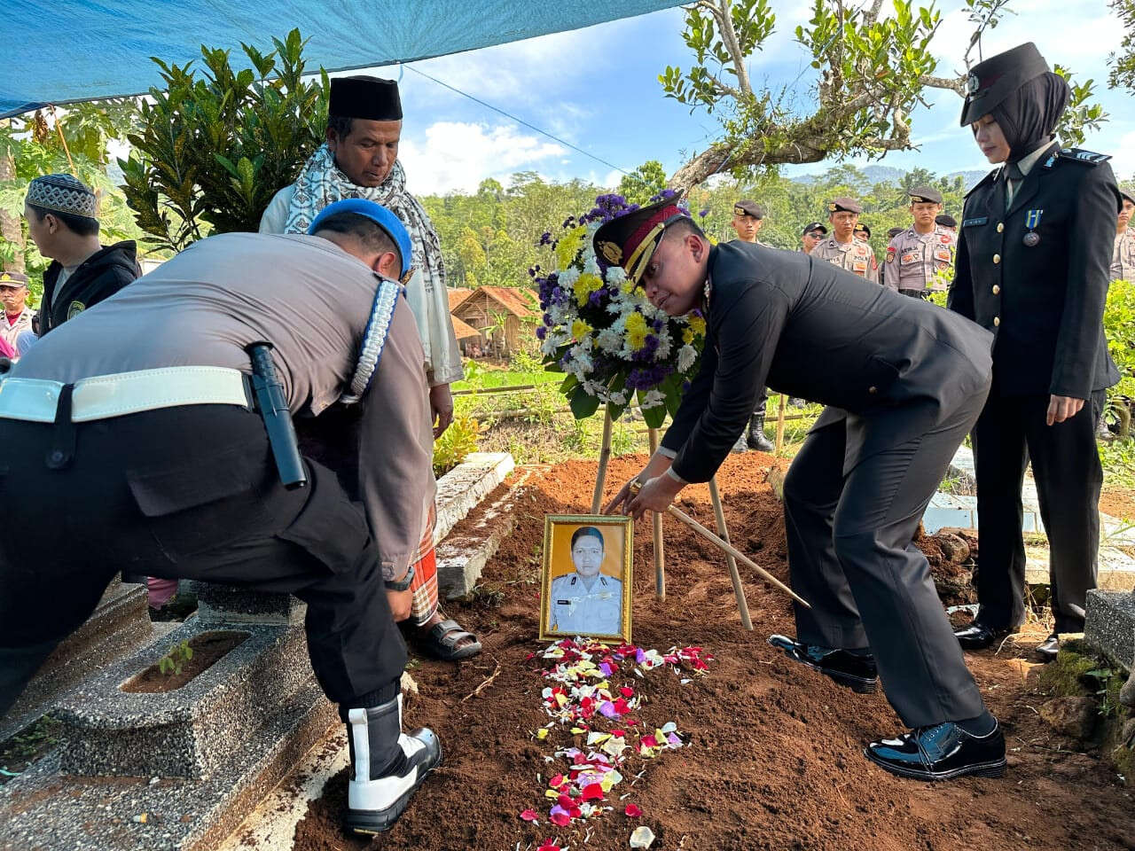 Gugur Saat Selamatkan Wisatawan Tenggelam, Aipda Anditia Diganjar Pangkat Anumerta dari Kapolri