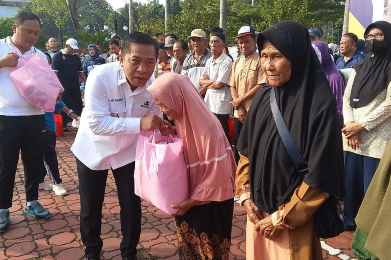 Lewat Program Nyaah Ka Kolot, ASN Karawang Berikan Santunan untuk Para Lansia