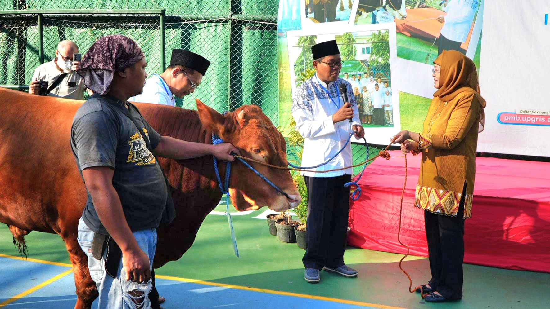UPGRIS Bagikan 1.250 Paket Daging Kurban, Rektor: Kita Semua Adalah Ibrahim
