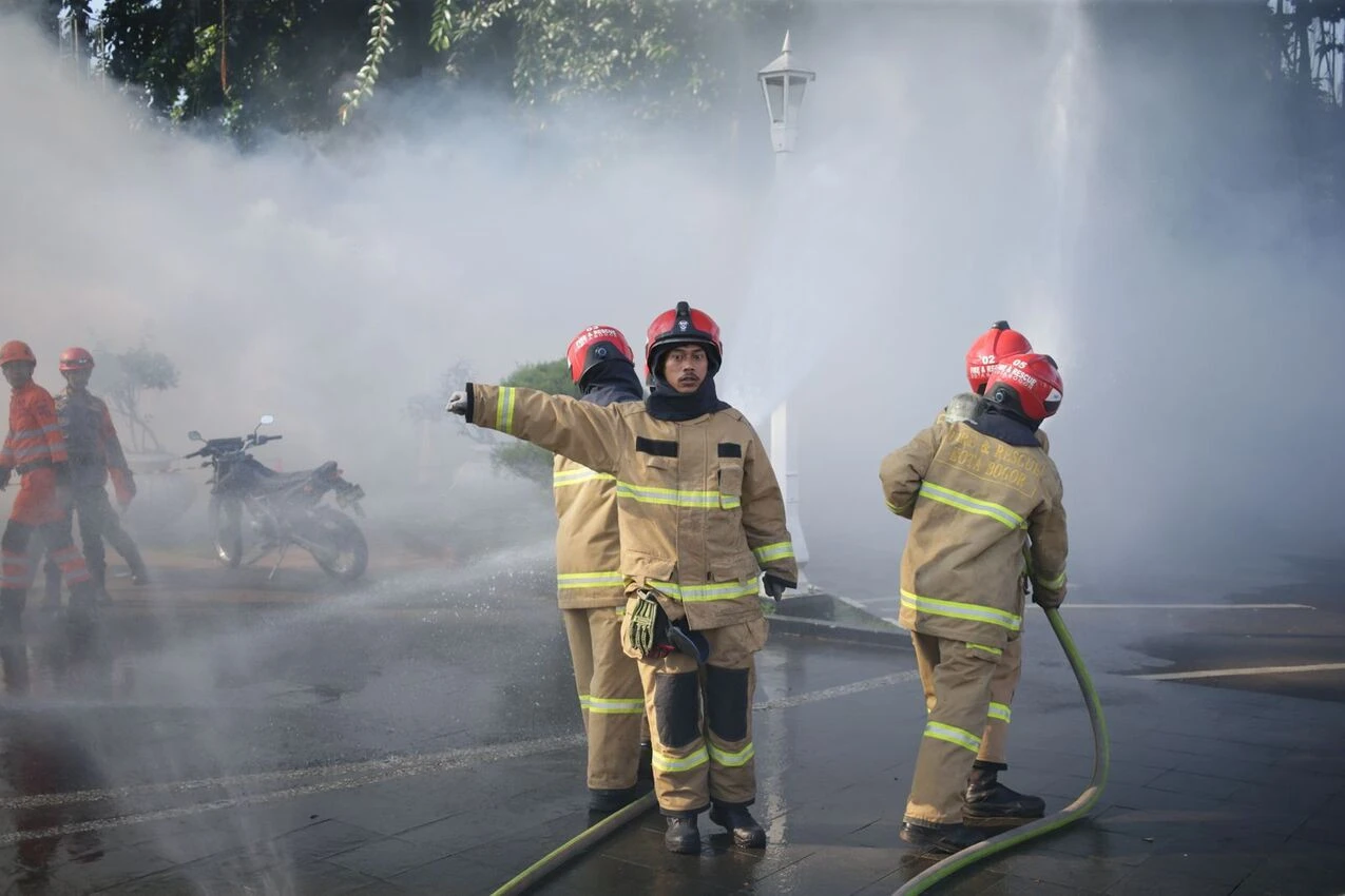 2 Kios di Jalan Raya Krukut Depok Hangus Terbakar, 1 Orang Jadi Korban