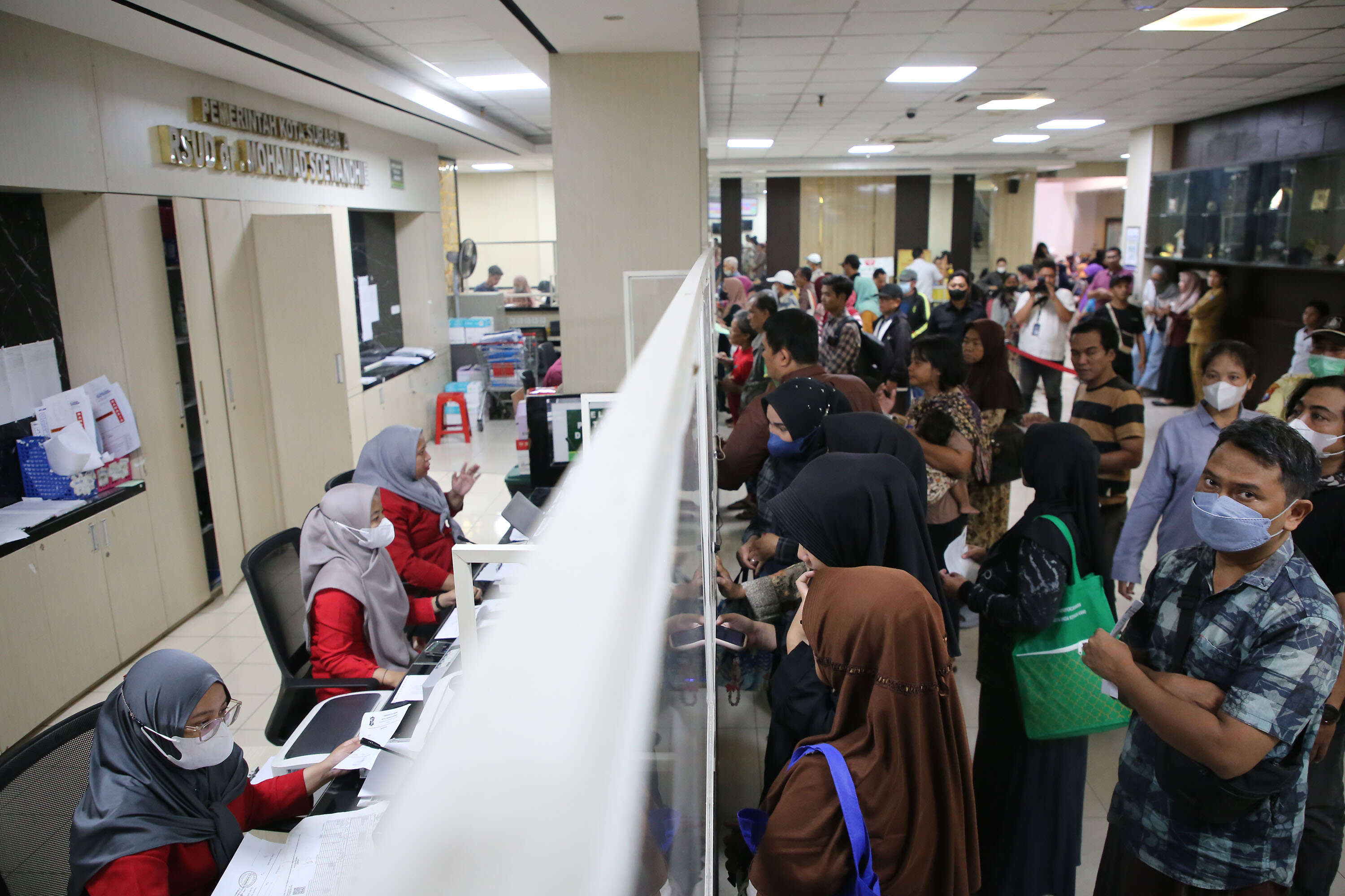 Imbas Gangguan Sistem BPJS Kesehatan, Antrean di RSUD Soewandhie Menumpuk