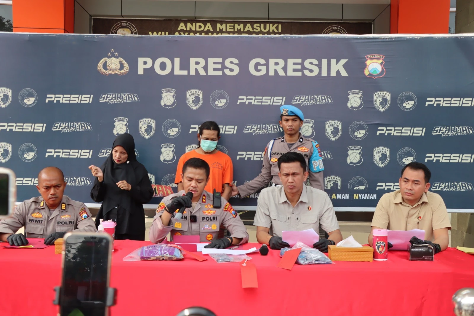 Ancam Sebar Foto Asusila, Ayah Tiri di Gresik Tega Setubuhi Anaknya