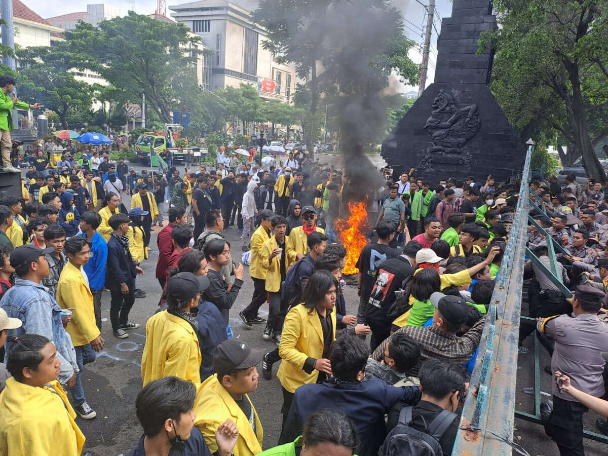 Geruduk Kantor Gubernur Jawa Tengah, Massa Tuntut Pemakzulan Jokowi