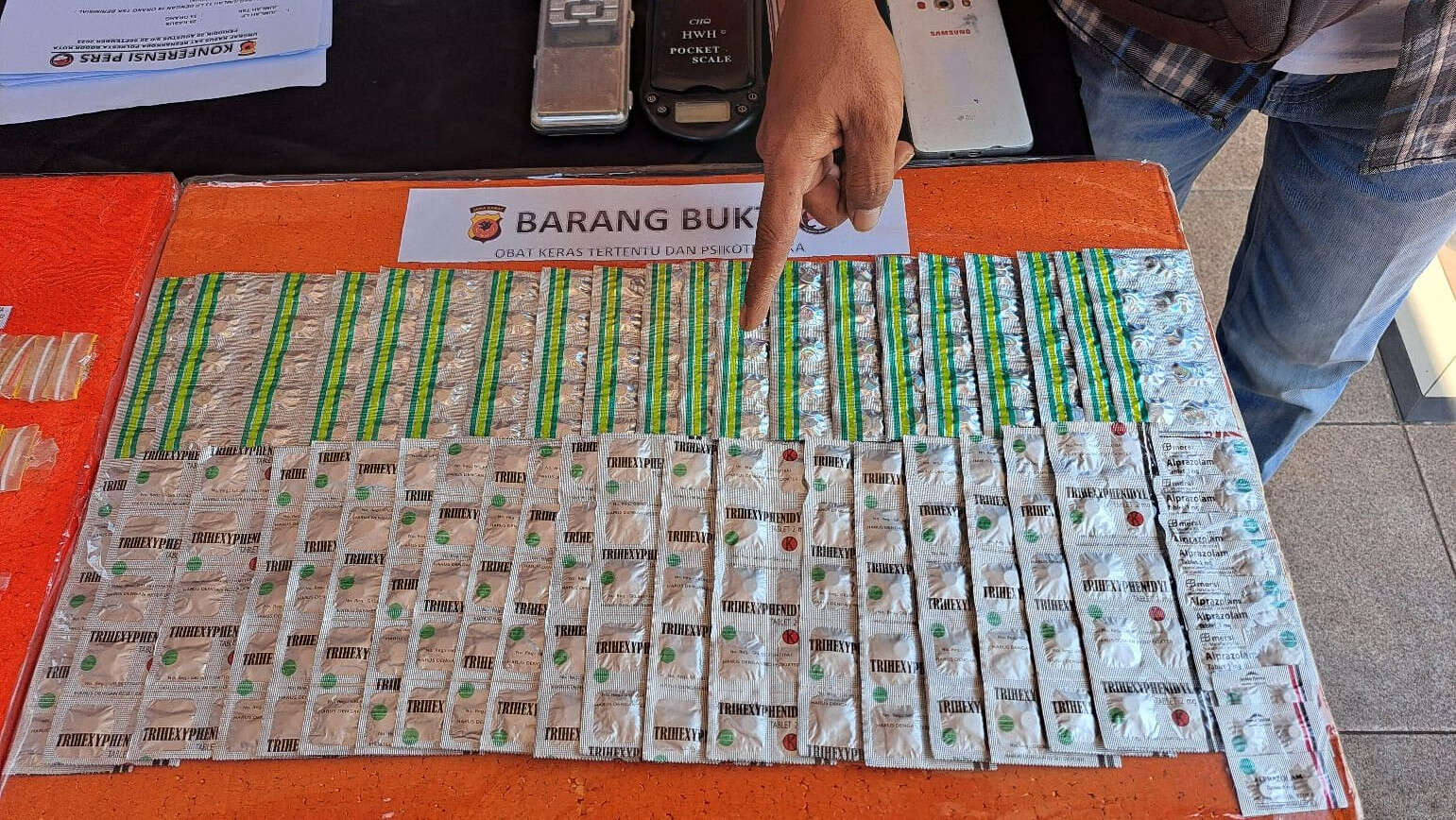 Warga Gerebek Toko Obat Terlarang Berkedok Tempat Pengisian Uang Elektronik