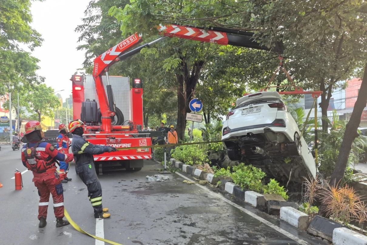 Diduga Mabuk, Honda Mobilio Tercebur ke Sungai di Surabaya