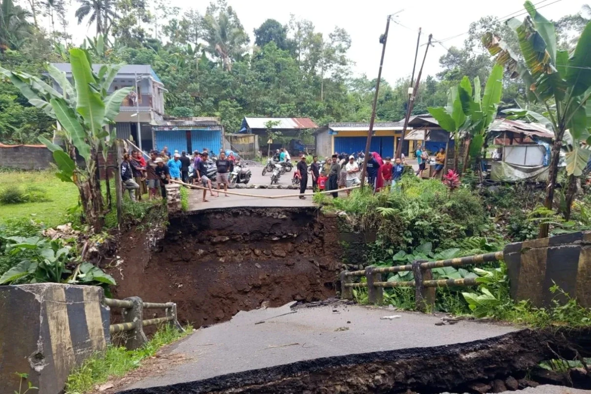 Jembatan Penghubung 2 Desa di Lumajang Putus, Warga Terpaksa Memutar 15 Km