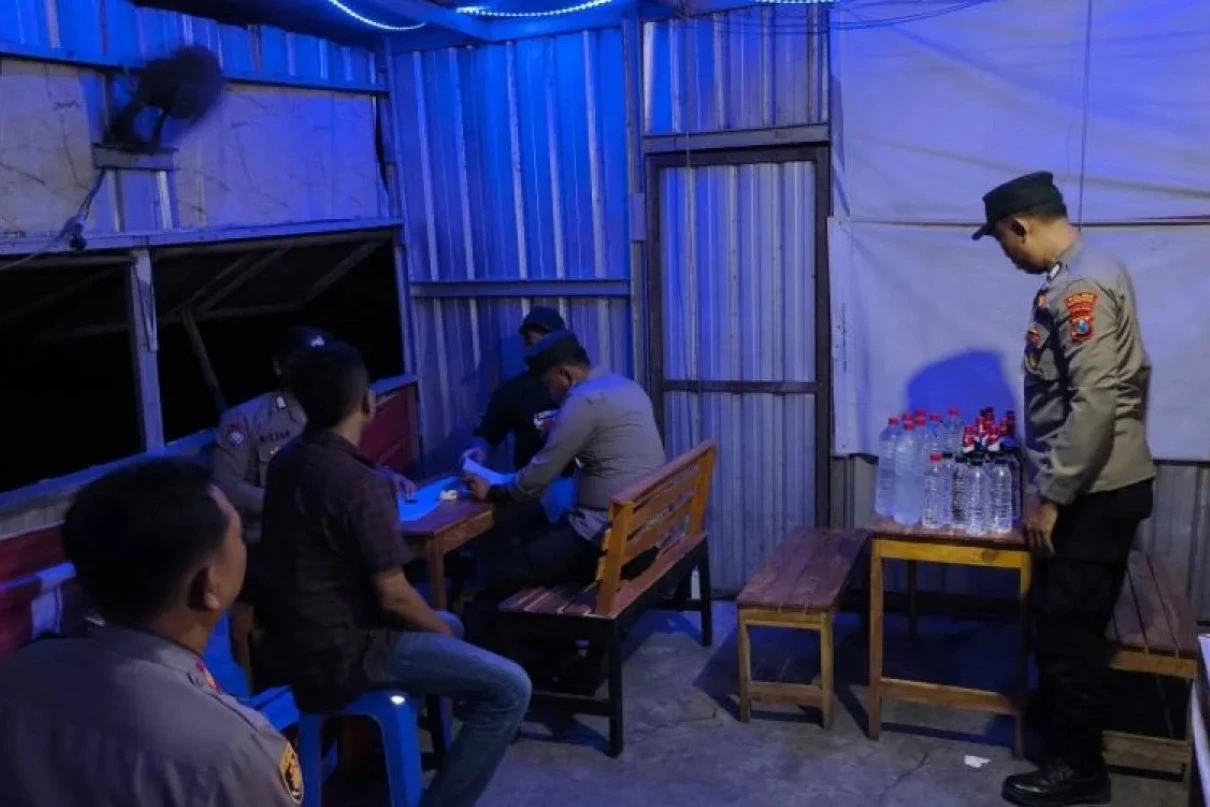 Polisi Sita Ratusan Miras Berbagai Jenis dari Warung dan Kafe di Lamongan