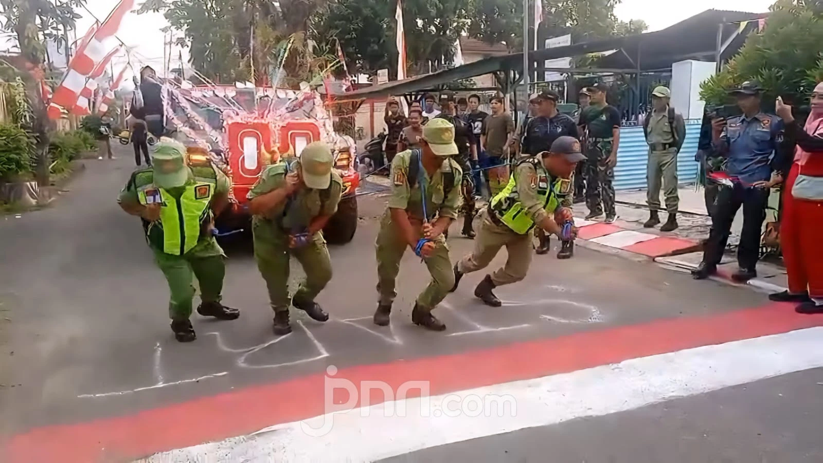 Tangguh, Personel Linmas Adu Kekuatan Tarik Maung Pindad di Semarang