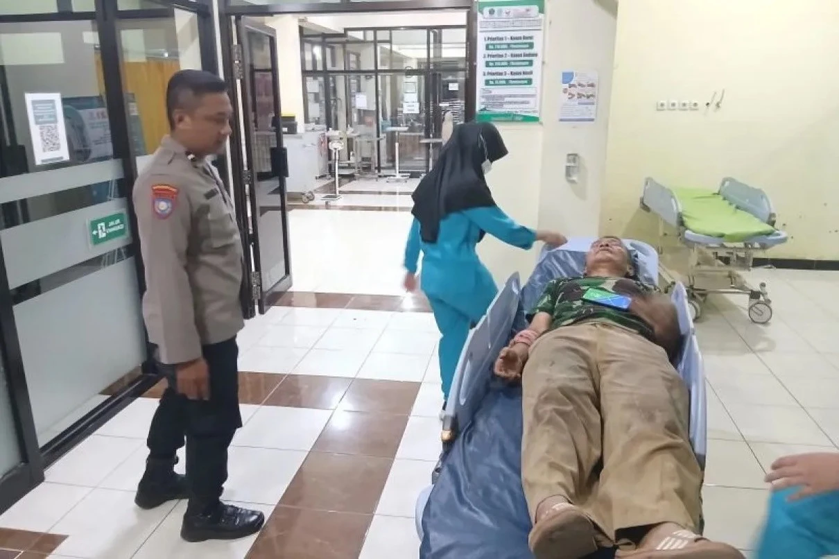 Cekcok Gegara Bakar Sampah, Perangkat Desa di Blitar Disabet Sabit Warga