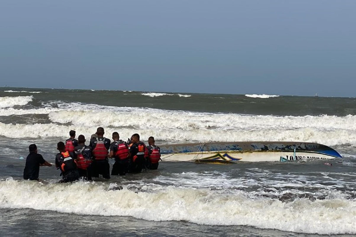 Perahu Pencari Benur Terbalik Dihantam Gelombang Tinggi di Cilacap, 2 ABK Selamat