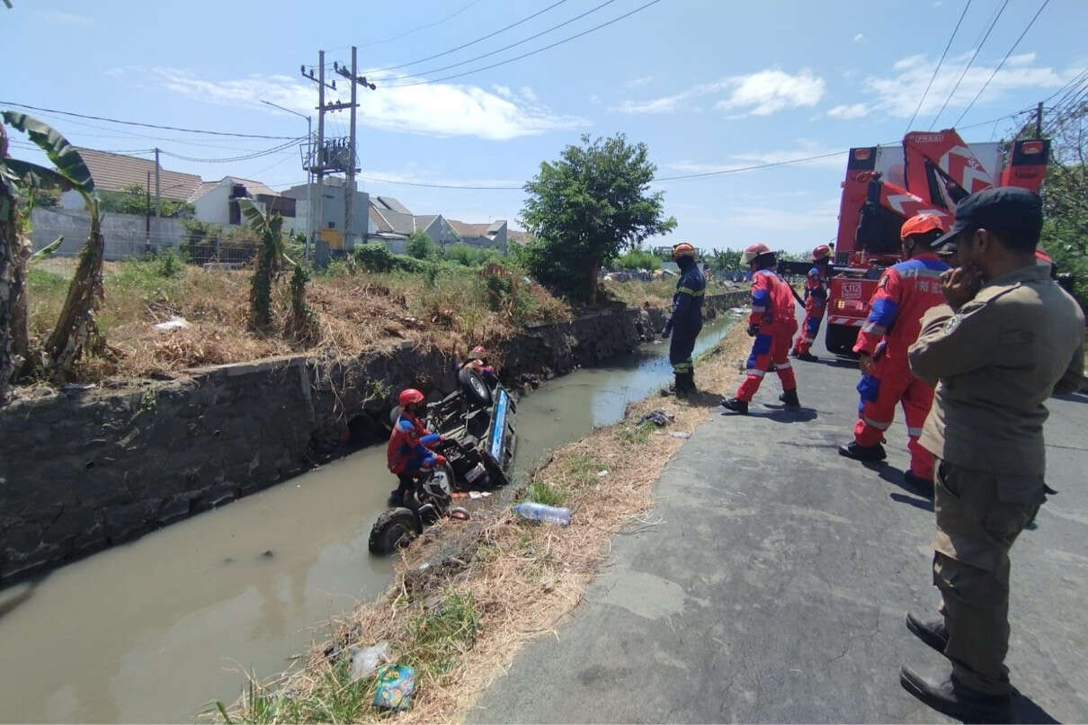 Hilang Kendali Saat Berpapasan dengan Mobil, Motor Roda 3 Tercebur Sungai