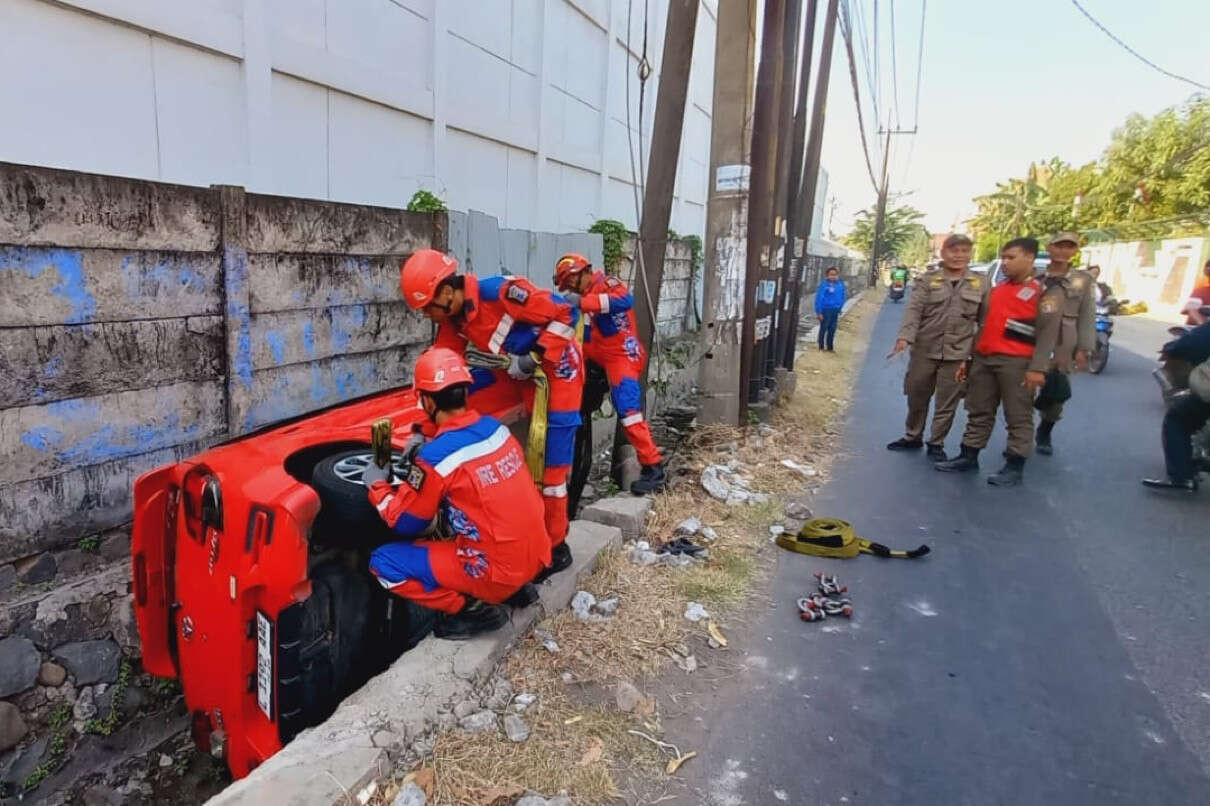 Toyota Agya Masuk Parit di Jalan Gayung Kebonsari, Mobil Ringsek