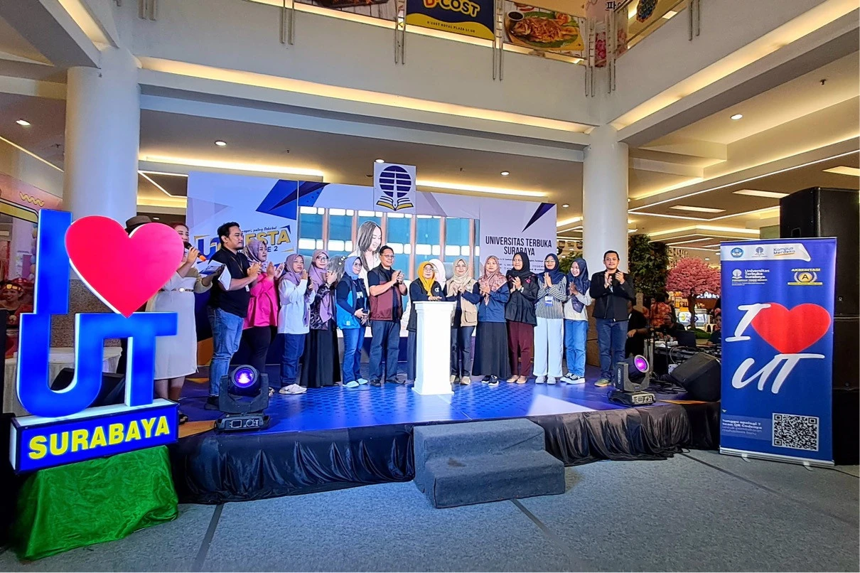 Lewat UT Fiesta, UT Surabaya Kenalkan Prodi Kewirausahaan & Talenta Pelajar