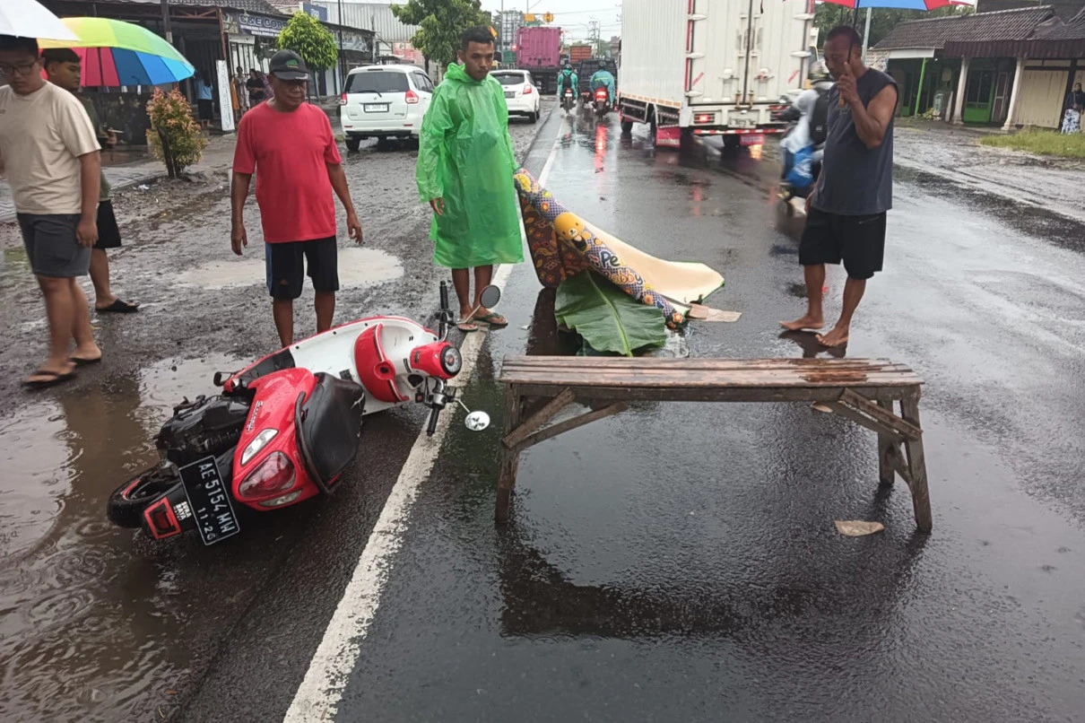 Gadis 18 Tahun Tewas Tergelincir Saat Menyalip Truk di Madiun
