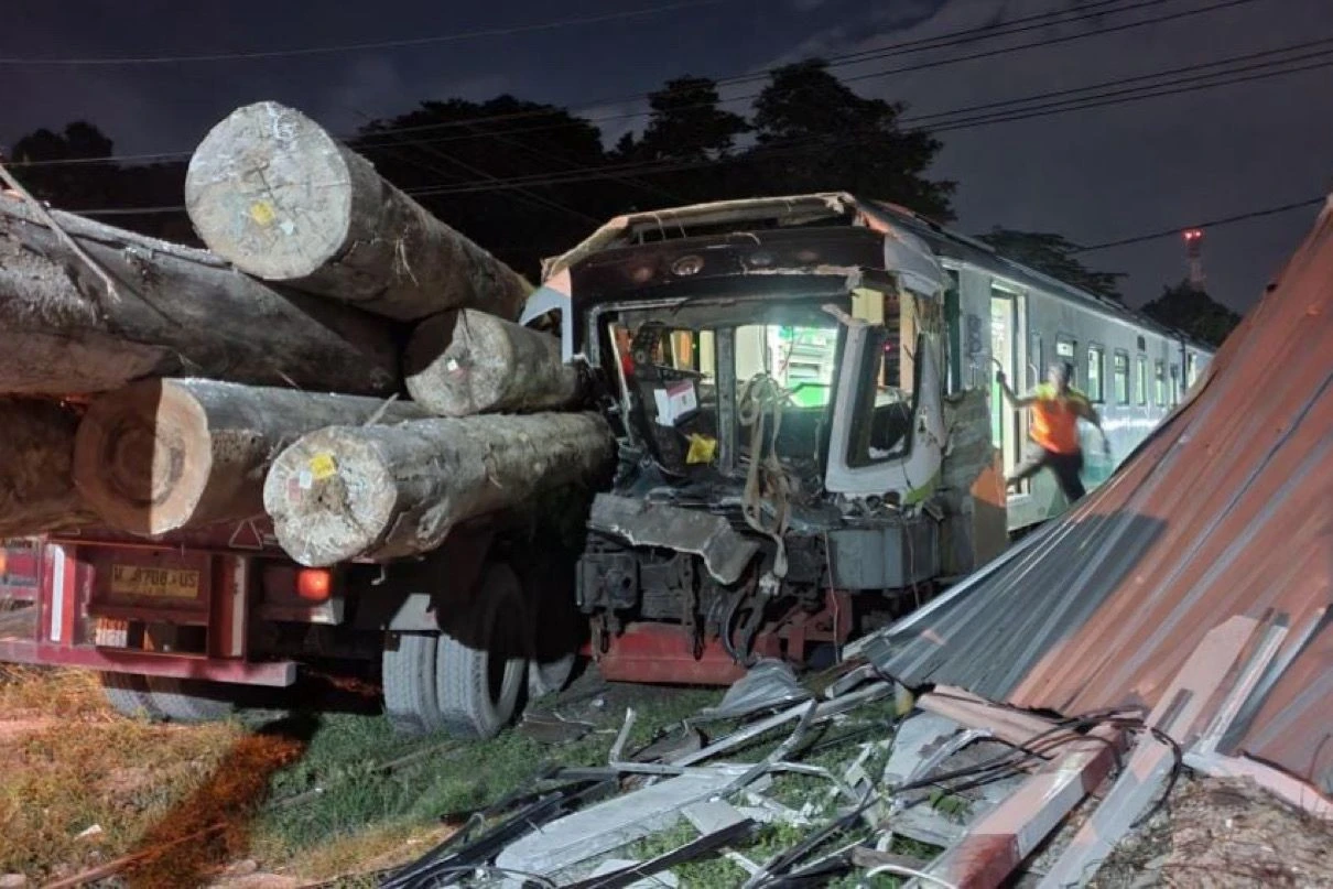 Laka Maut Kereta Api Vs Truk Trailer Gresik, Asisten Masinis Dilaporkan Tewas