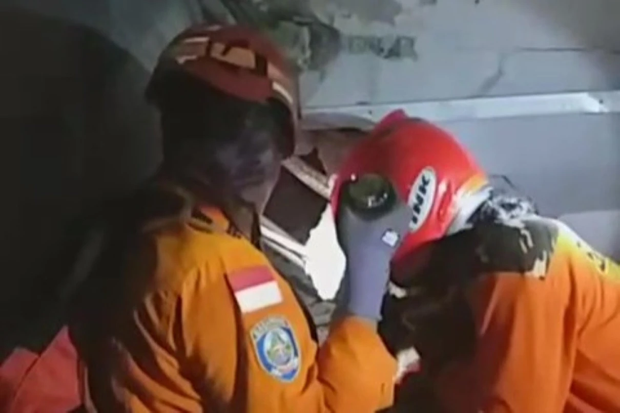 2 Tim SAR Dikerahkan Evakuasi Korban Ambruknya Musala Ponpes Al Khoziny