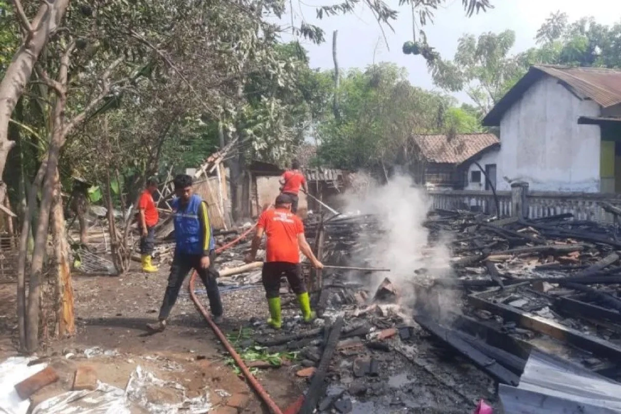 Rumah Nenek di Situbondo Diduga Dibakar Anak Sendiri, Api Merambat ke Bangunan TK