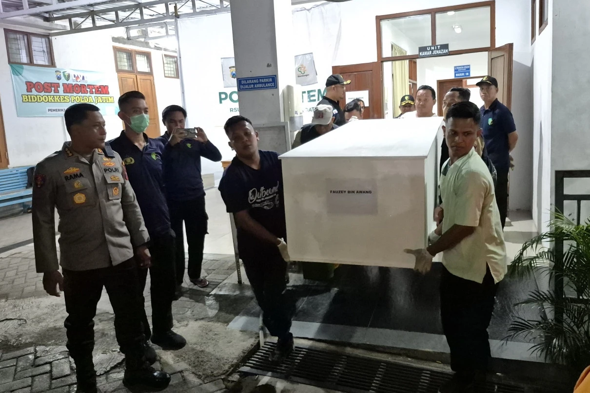 Haru! Jenazah WNA Malaysia Korban KMP Tunu Pratama Jaya Dimakamkan di Banyuwangi