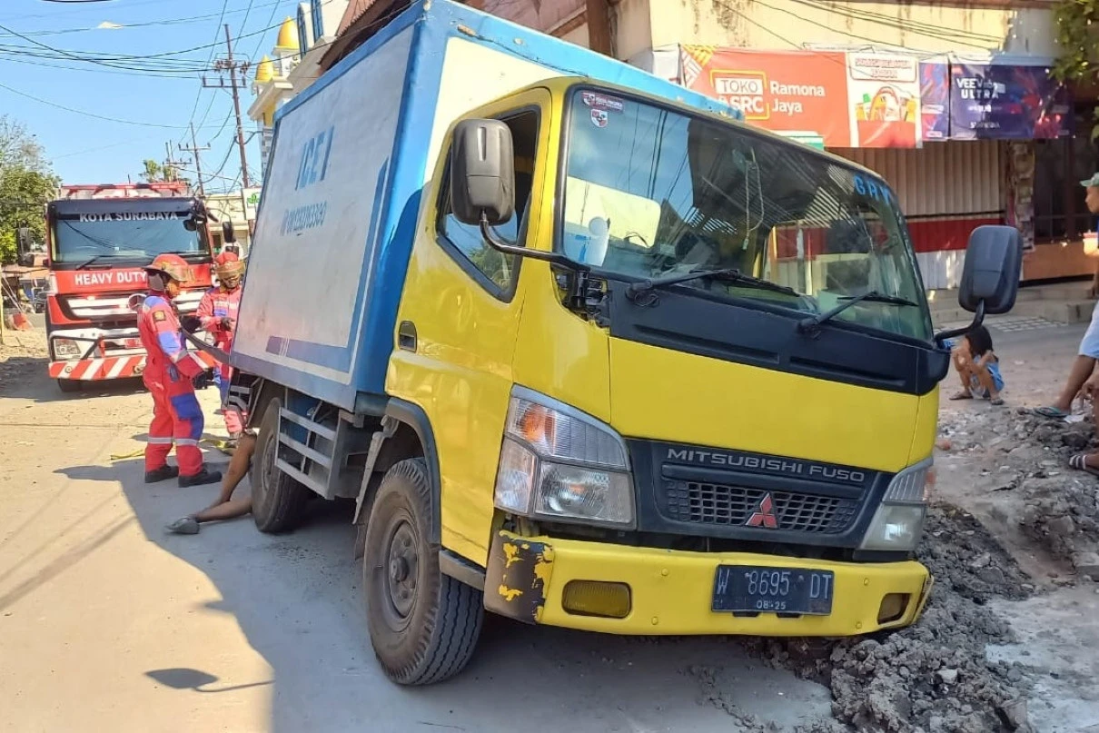 Mobil Boks Bermuatan Es Batu Terperosok di Jalan Krembangan Surabaya