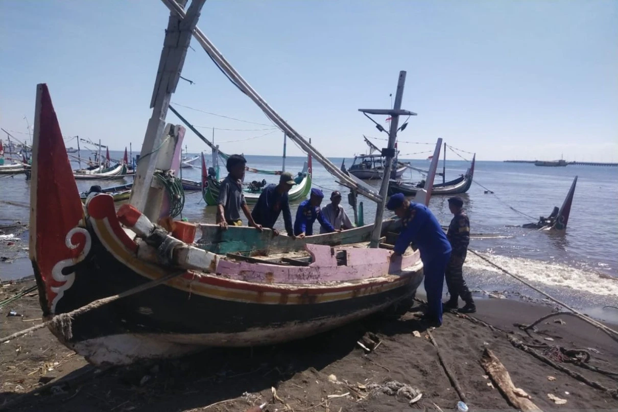 Gelombang Tinggi Hantam Situbondo, Sembilan Perahu Nelayan Rusak dan Tenggelam