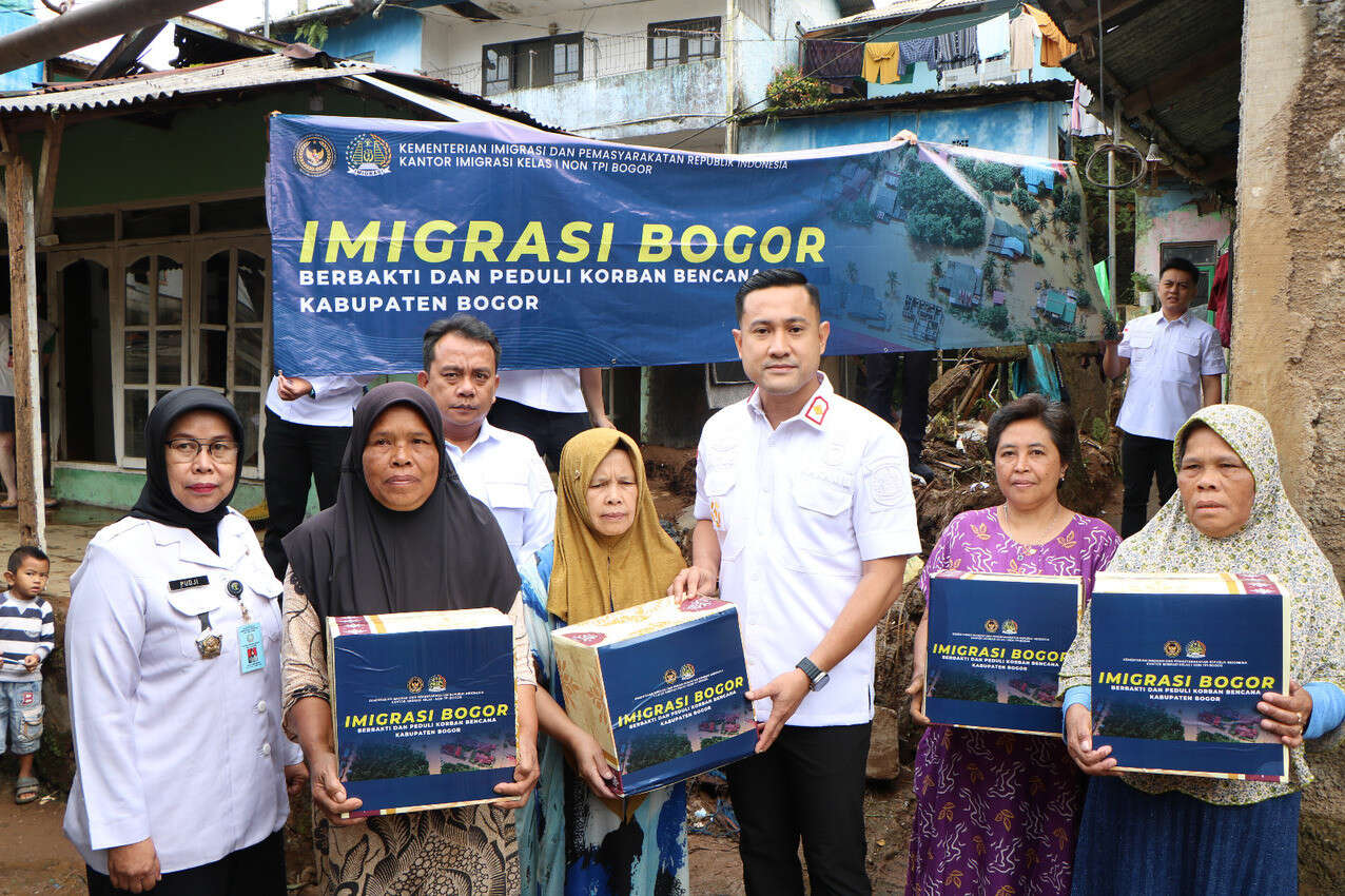 Imigrasi Kelas I Non TPI Bogor Salurkan Bantuan untuk Korban Bencana Banjir Bandang