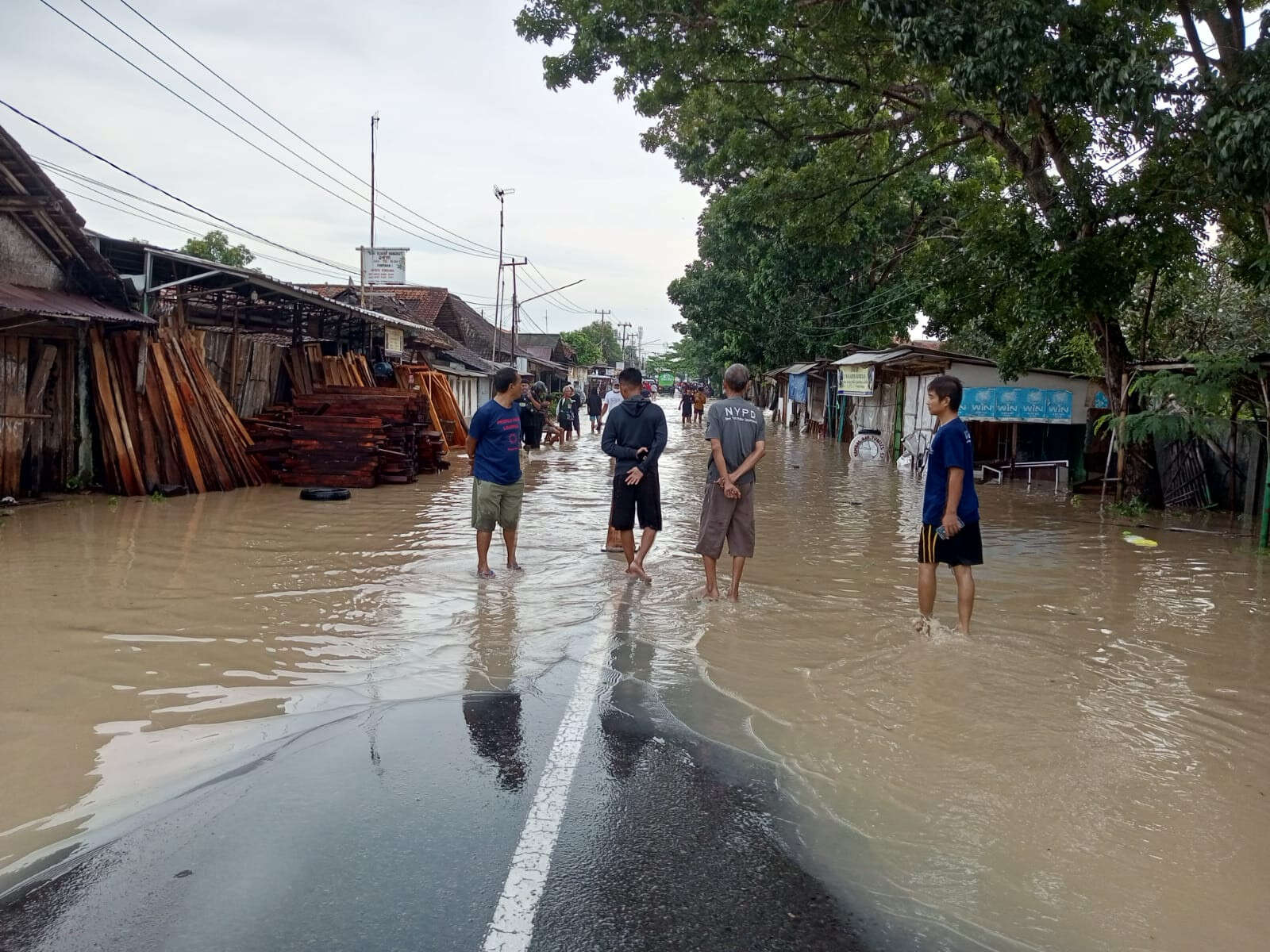 Ribuan Rumah di Cirebon Timur Terendam Banjir, 200 Jiwa Mengungsi