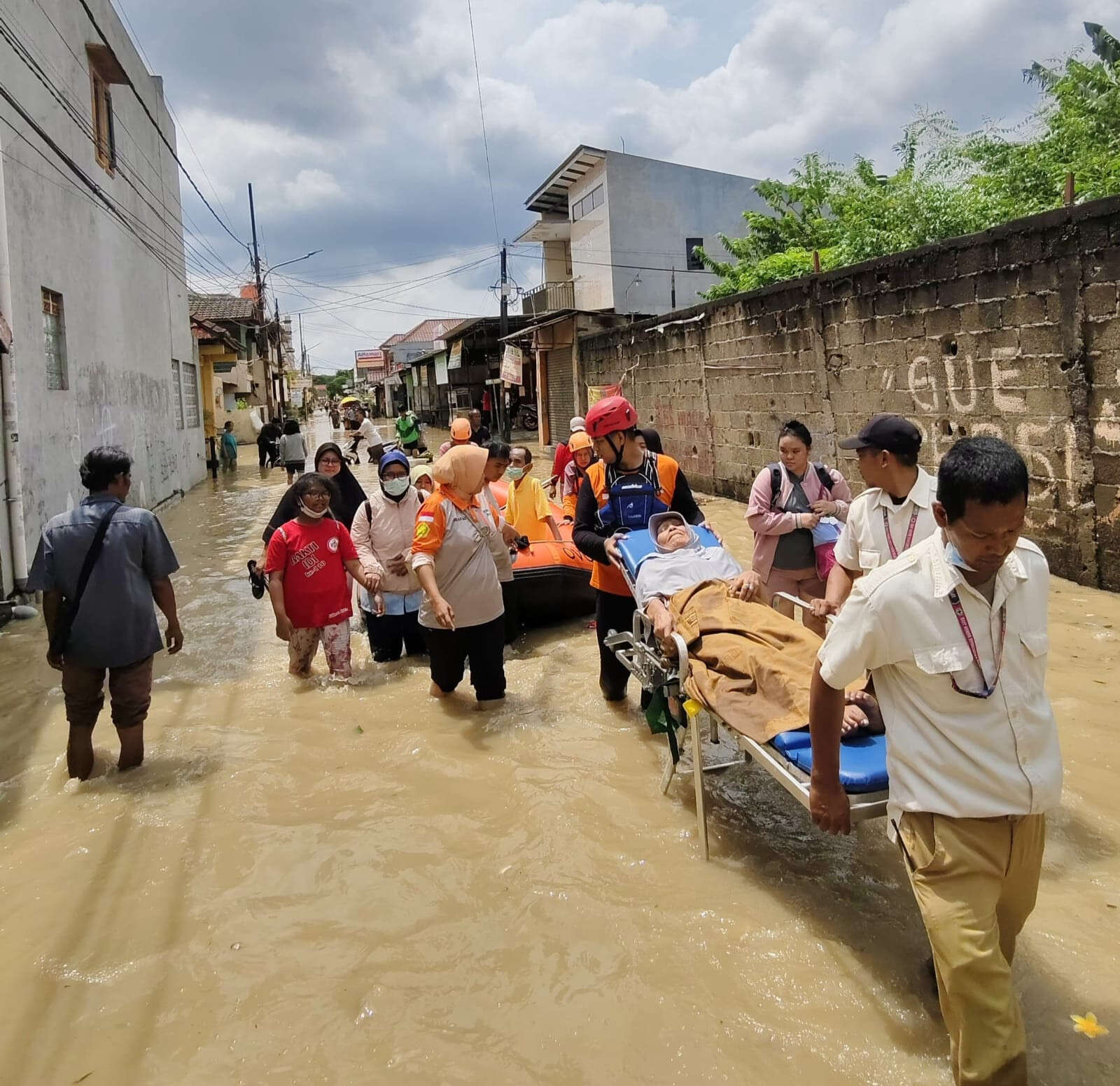 Rumah Zakat Kirim Sukarelawan untuk Evakuasi Warga Terdampak Banjir Jabodetabek