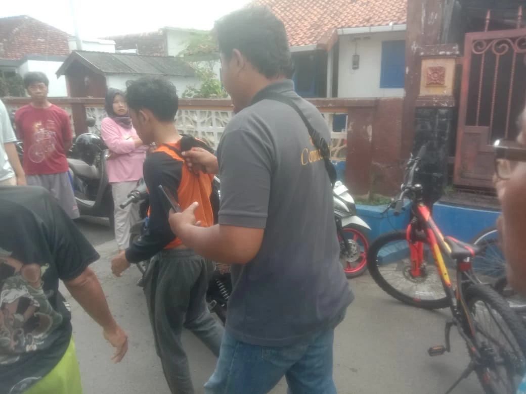 Tertangkap Basah Mencuri Kotak Infak, Maling Ini Dihajar Warga