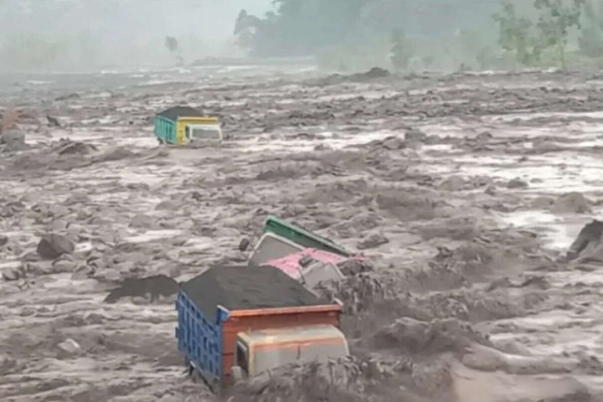 4 Truk Penambang Pasir Terjebak Banjir Lahar Gunung Semeru, Begini Nasib Sopir