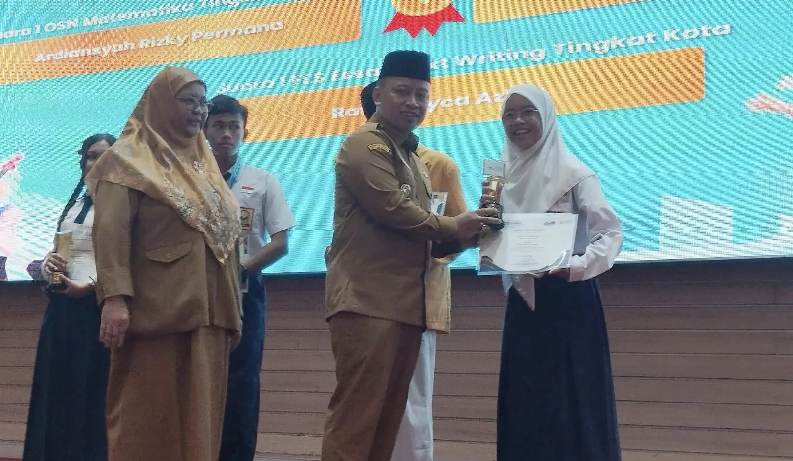 Serahkan Penghargaan Siswa Berprestasi, Supian Suri: Ini Ruang Belajar dan Kreativitas