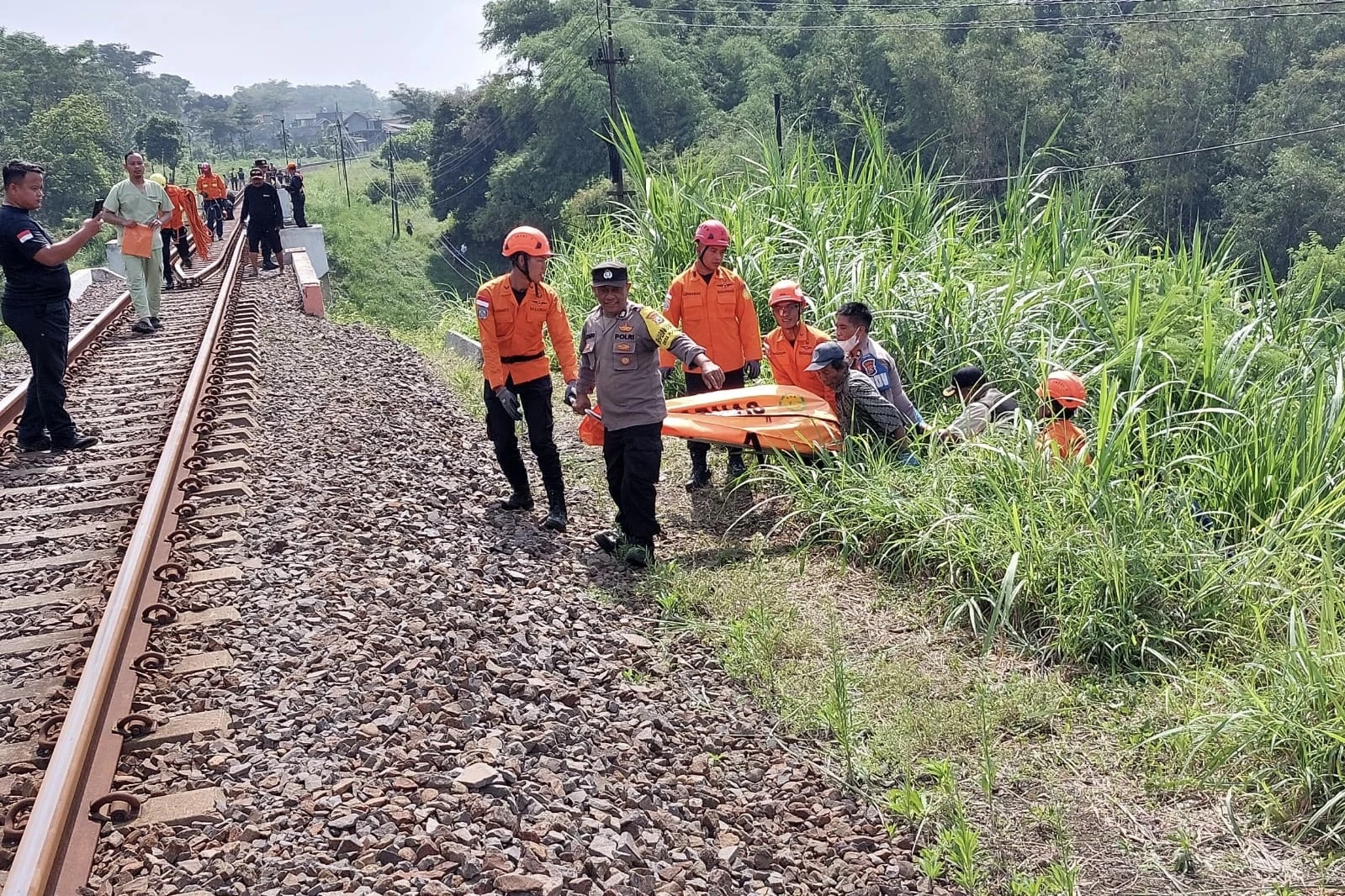 Pria Pasuruan Tewas Tertabrak Kereta Api, Jasadnya Nyangkut di Jembatan