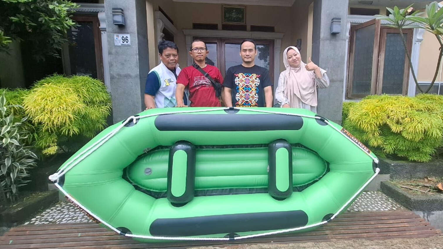 Bantu Satgas Tangkas Sadulur Salembur, Rahayu Inflatable Beri Bantuan Perahu Karet