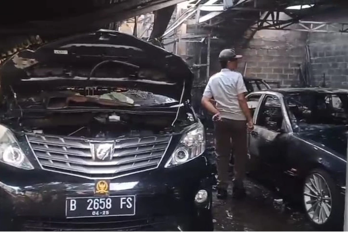 Garasi Milik Eks Anggota DPR RI di Surabaya Kebakaran, 7 Mobil Mewah Hangus