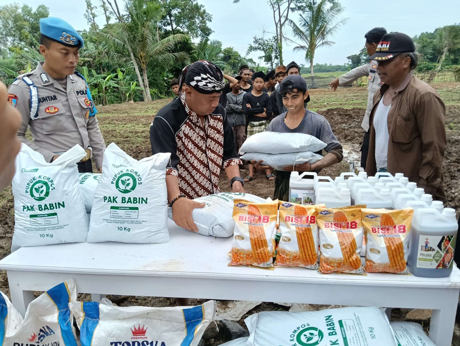 Galakkan Swasembada Pangan, AKBP Condro Tanam Jagung Bersama Santri di Lahan 2 Hektare