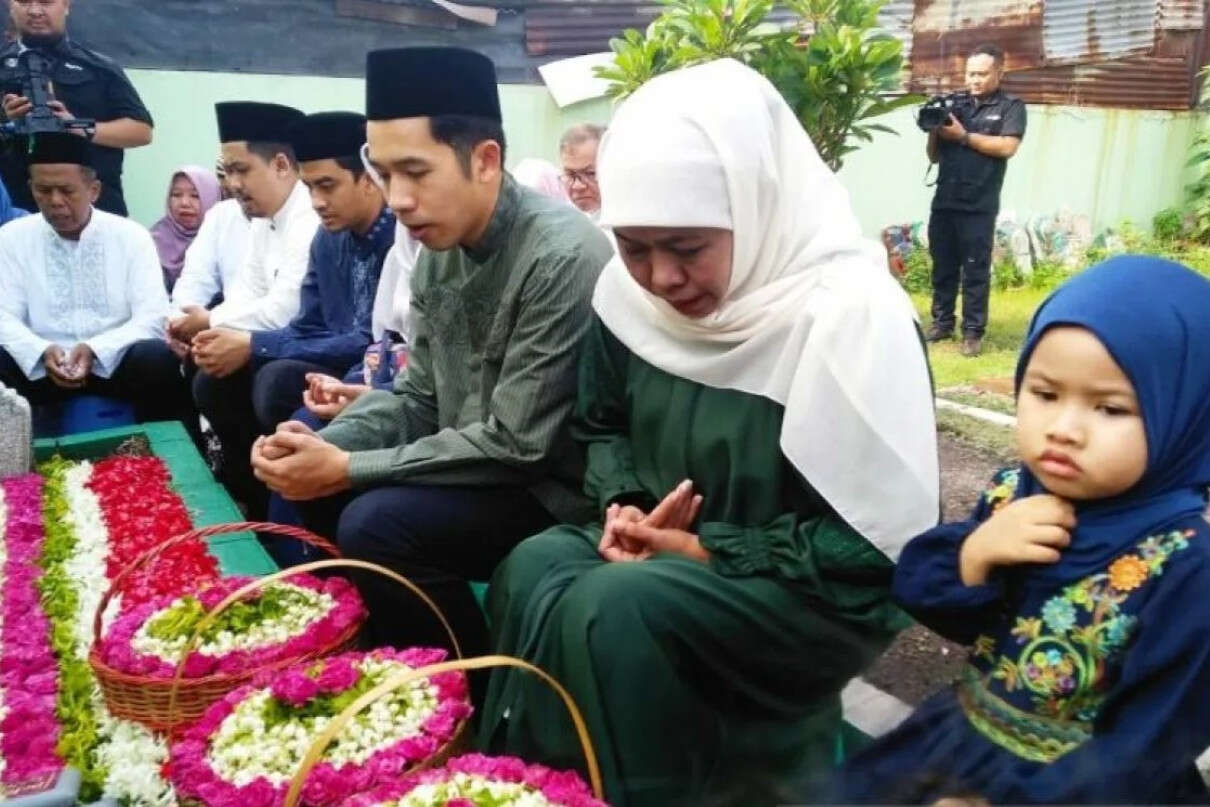 Khofifah Sempatkan Ziarah ke Makam Suami & Orang Tua Sebelum Lakukan Coblosan