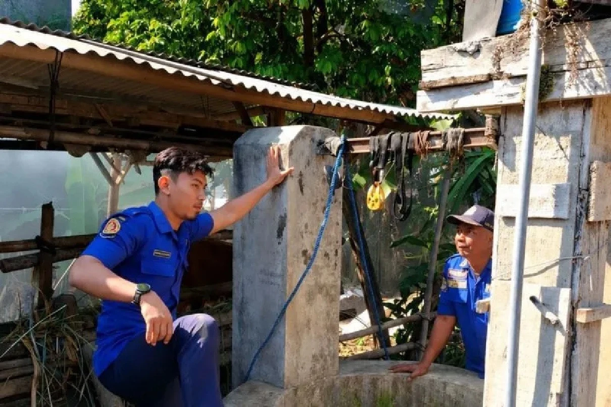 Dramatis! Damkar Kediri Evakuasi Sapi Limosin yang Tercebur ke Sumur Sedalam 25 Meter