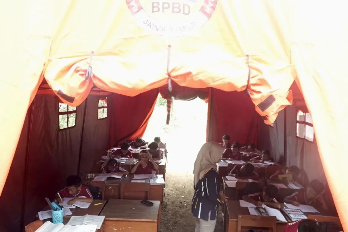 Sekolah Rusak Diterjang Longsor, Siswa SDN 02 Kradinan Belajar di Tenda