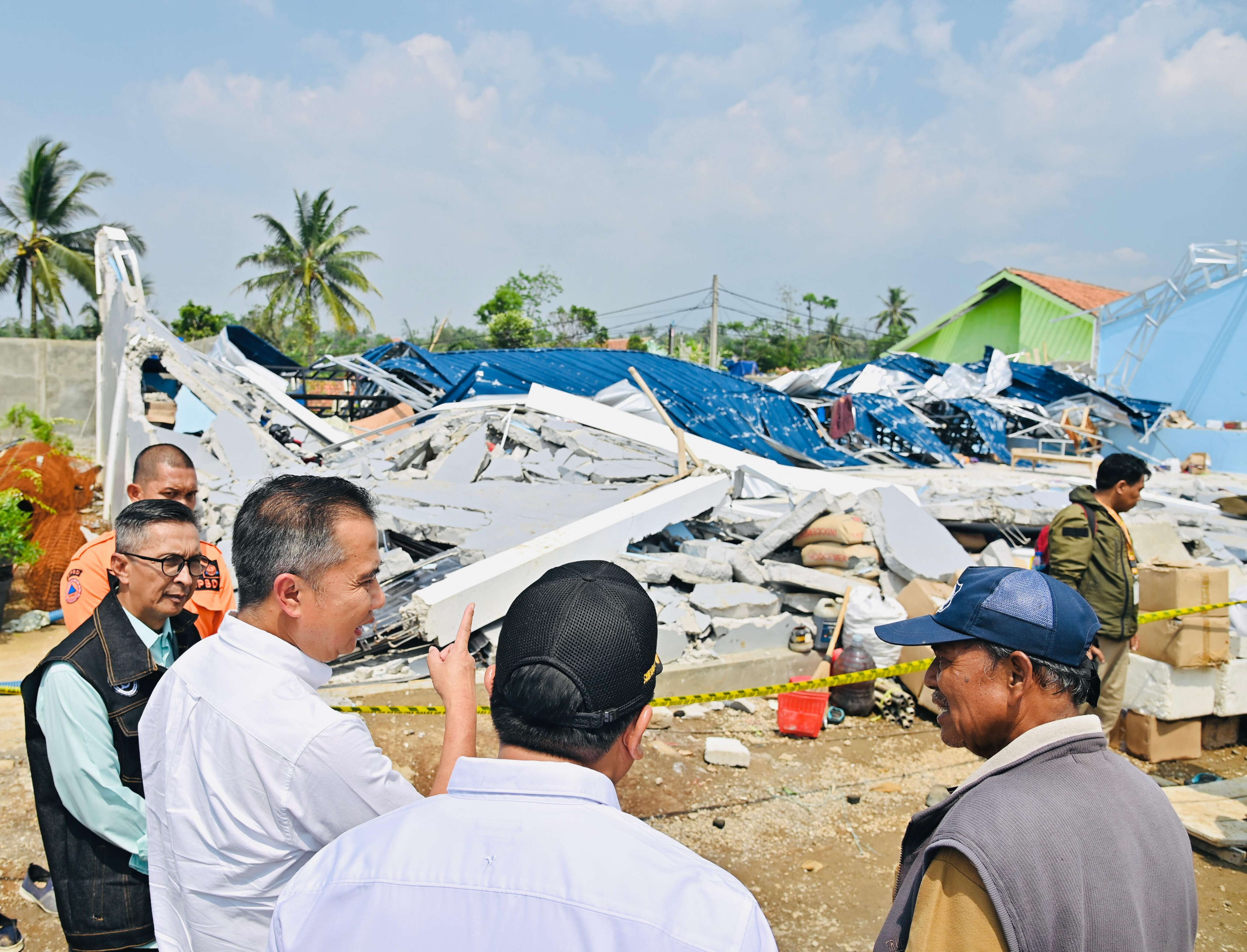 Meninjau Lokasi Bencana di Pamijahan Bogor, Bey Sampaikan Duka dan Minta Warga Waspada