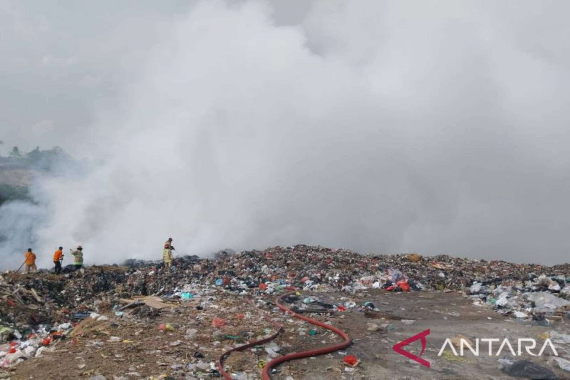 Damkar Masih Padamkan Api yang Membakar TPSA Bagendung Cilegon